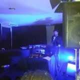 Il dj Larry Gus durante la sua esibizione